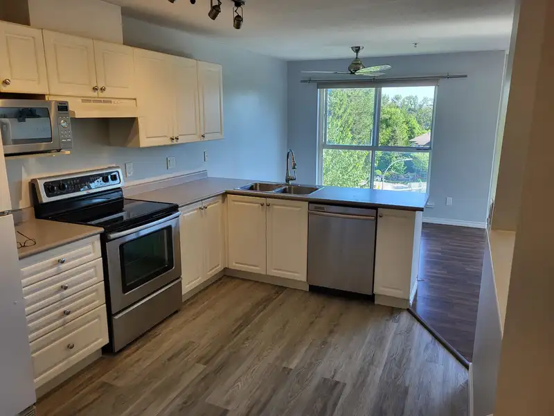 505 22230 NORTH AVENUE - photo 2 of 8