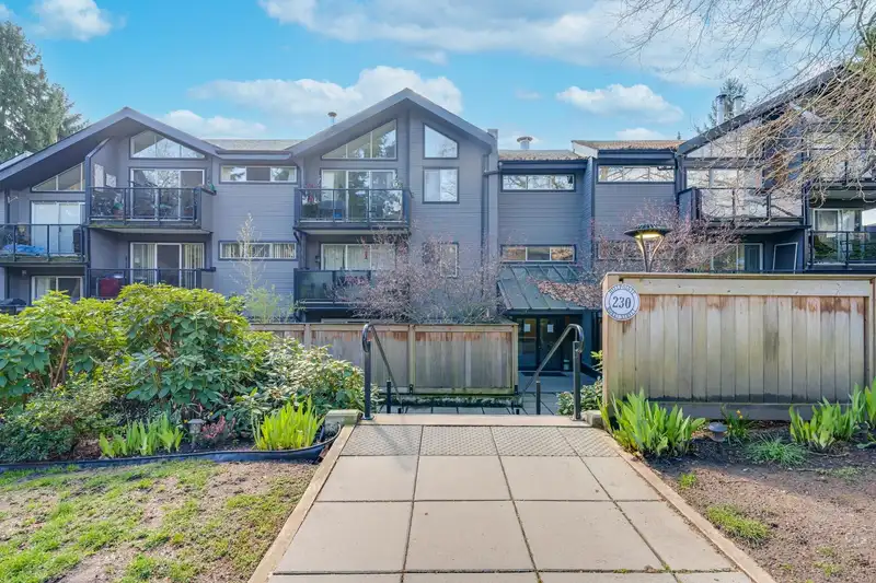 207 230 MOWAT STREET - photo 1 of 33