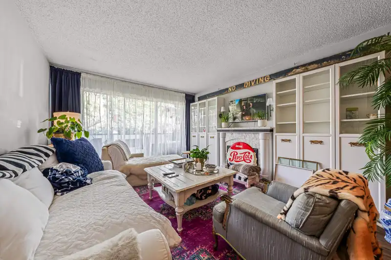207 230 MOWAT STREET - photo 4 of 33