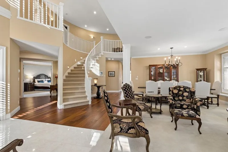 19 15715 34 AVENUE - photo 3 of 25