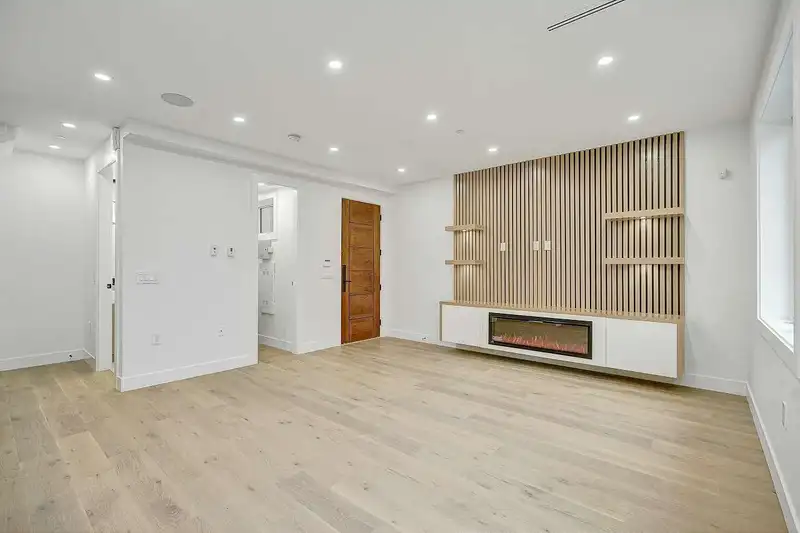 2231 E 44TH AVENUE - photo 2 of 37
