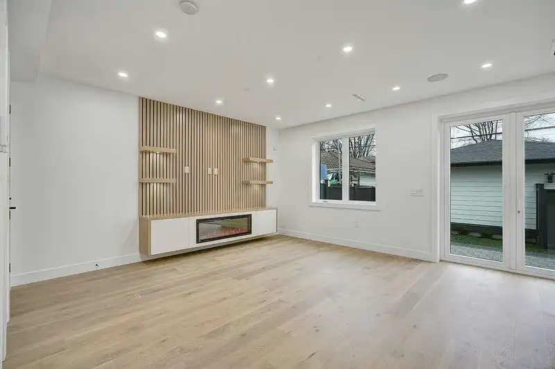 2231 E 44TH AVENUE - photo 3 of 37