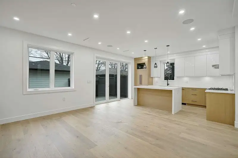 2231 E 44TH AVENUE - photo 4 of 37