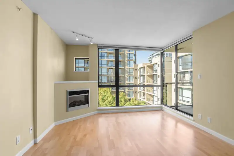 818 7831 WESTMINSTER HIGHWAY - photo 2 of 34