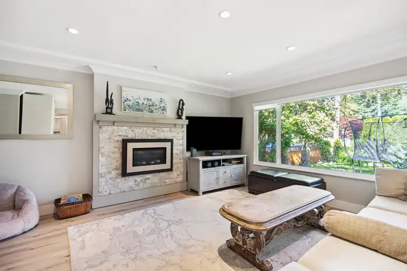 2091 BERKLEY AVENUE - photo 4 of 40