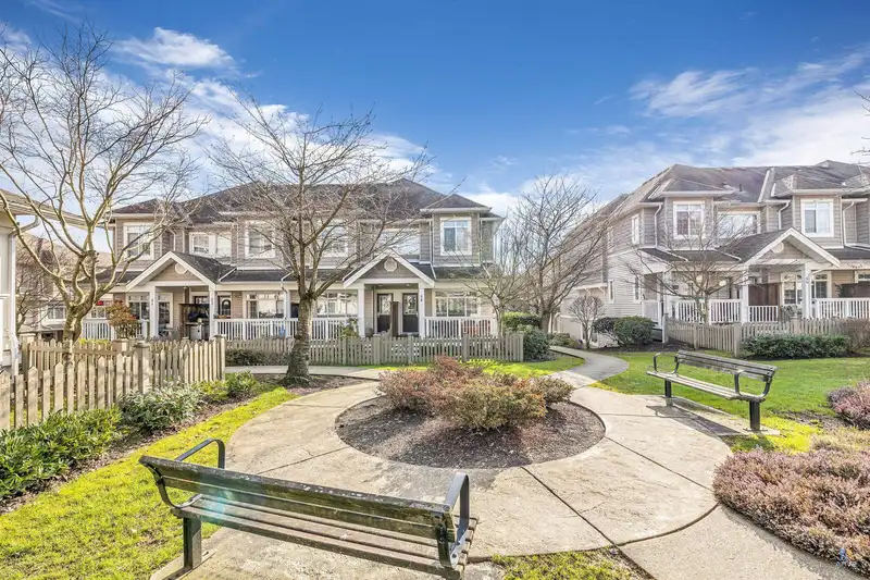 54 6852 193 STREET - photo 1 of 3