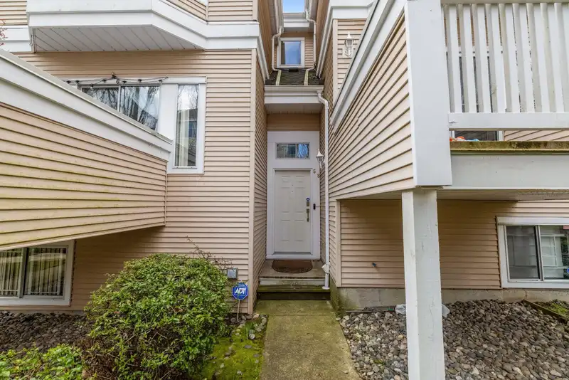 58 6700 RUMBLE STREET - photo 2 of 25