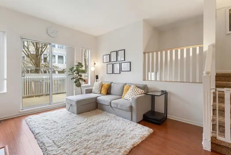 58 6700 RUMBLE STREET - photo 4 of 25