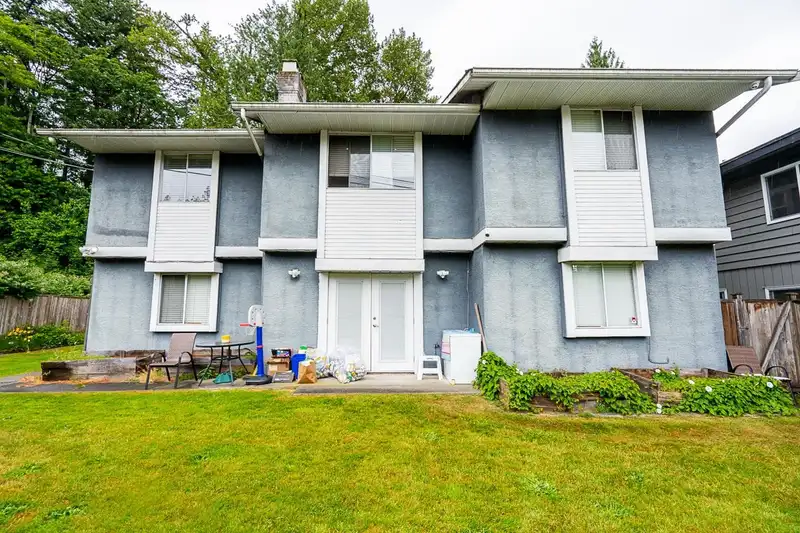 1990 CAPILANO ROAD - photo 1 of 16