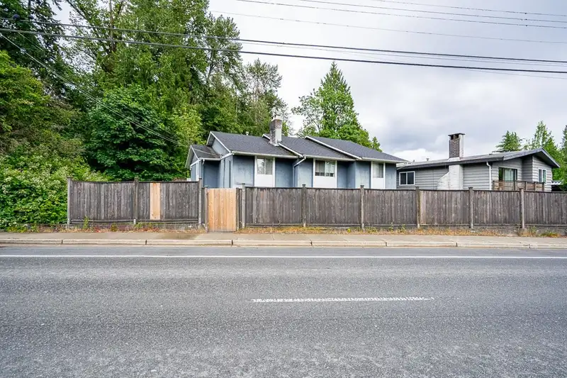 1990 CAPILANO ROAD - photo 2 of 16