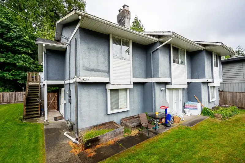 1990 CAPILANO ROAD - photo 3 of 16