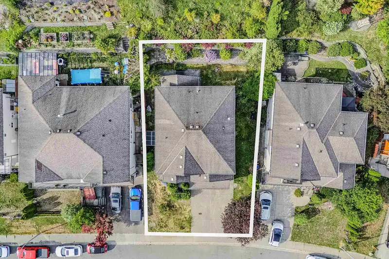 33821 GREWALL CRESCENT - photo 3 of 40