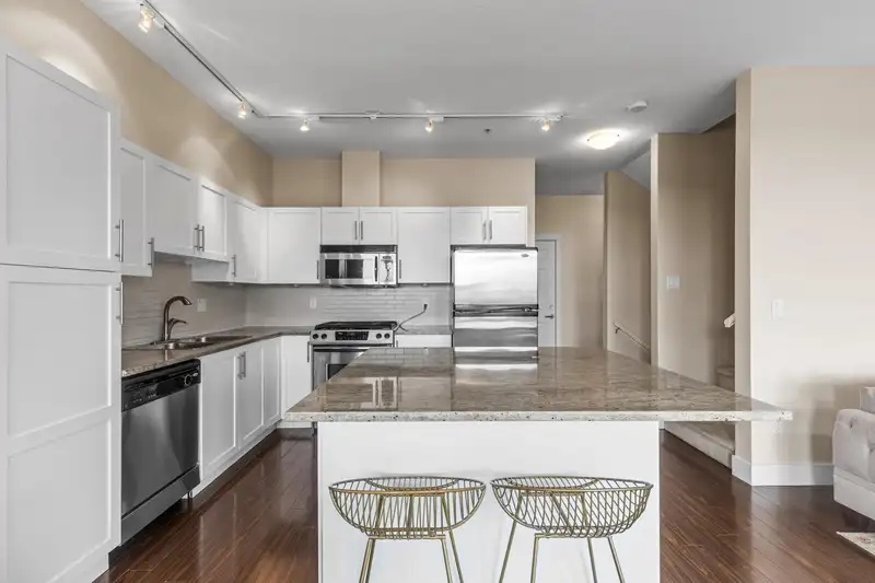 28 20326 68 AVENUE - photo 2 of 40