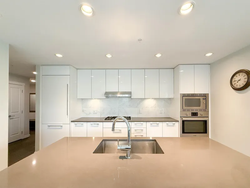 309 3487 BINNING ROAD - photo 2 of 18