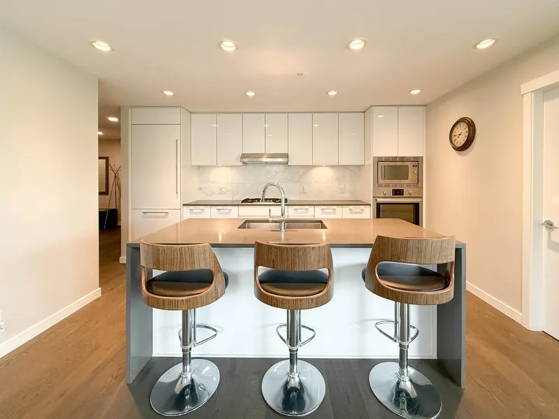 309 3487 BINNING ROAD - photo 3 of 18