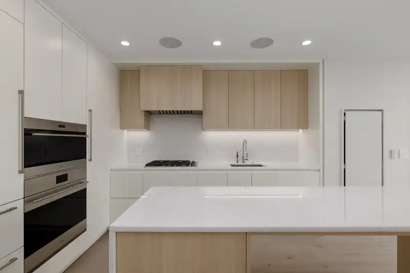 2401 7433 CAMBIE STREET - photo 2 of 10