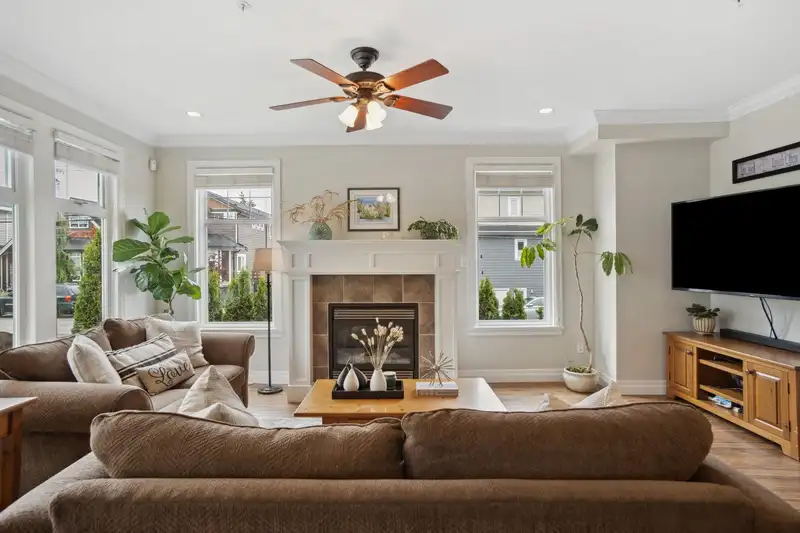 15595 THRIFT AVENUE - photo 4 of 40