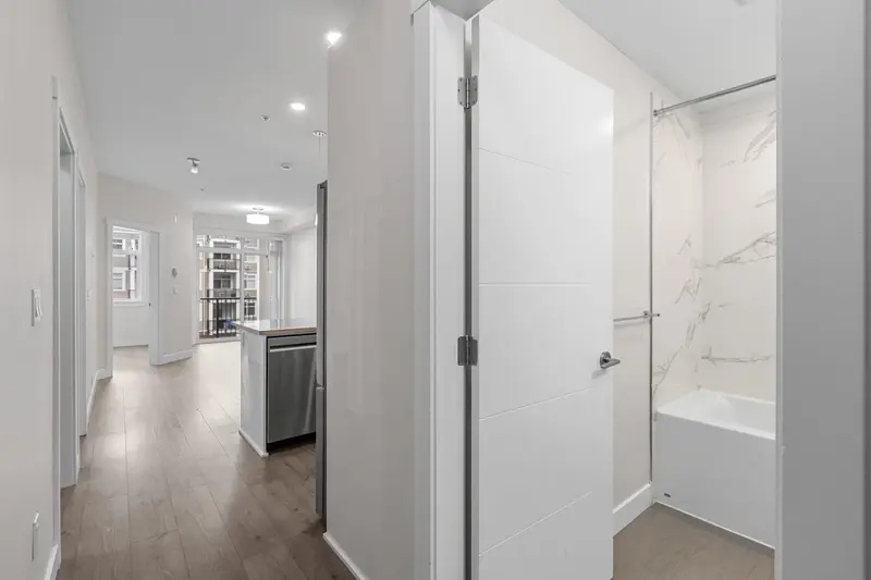 313 20696 EASTLEIGH CRESCENT - photo 3 of 25