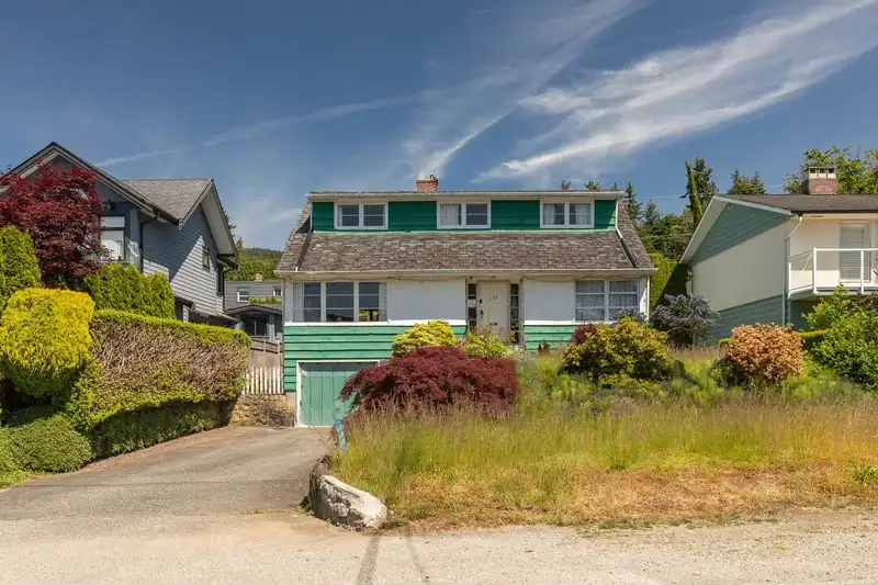 1159 KINGS AVENUE - photo 1 of 40