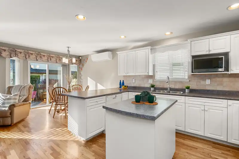 6079 170 STREET - photo 4 of 34