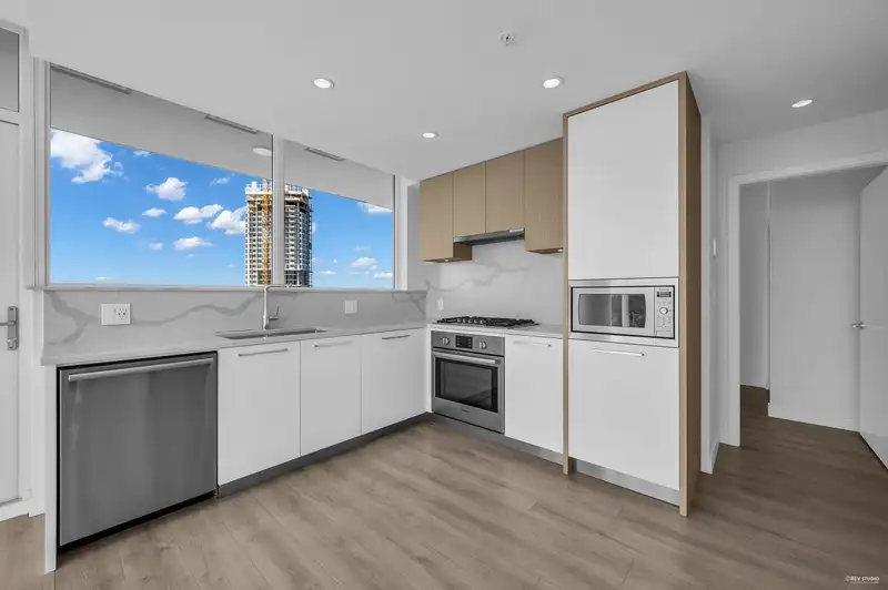2509 567 CLARKE ROAD - photo 2 of 34