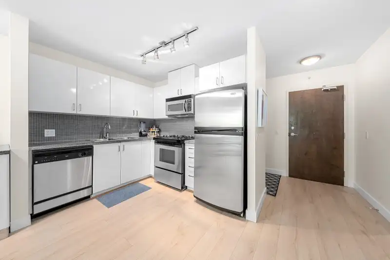 305 175 W 1ST STREET - photo 4 of 32