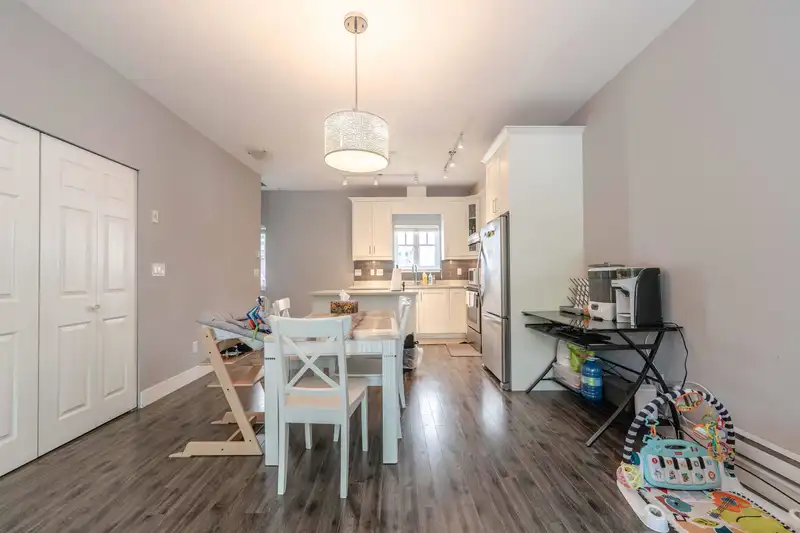 205 2263 TRIUMPH STREET - photo 3 of 28