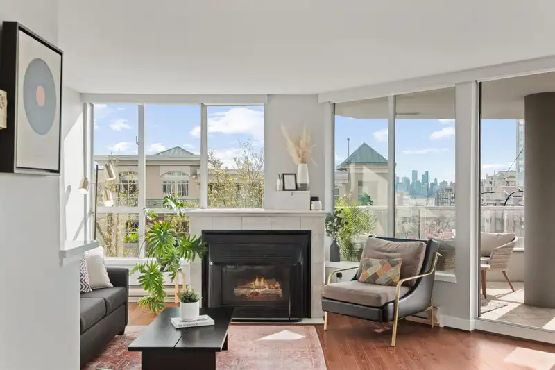 303 408 LONSDALE AVENUE - photo 1 of 39