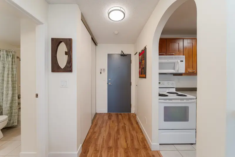 211 423 AGNES STREET - photo 4 of 23