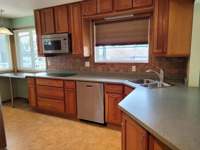 2126 MEADOWS STREET - photo 3 of 25