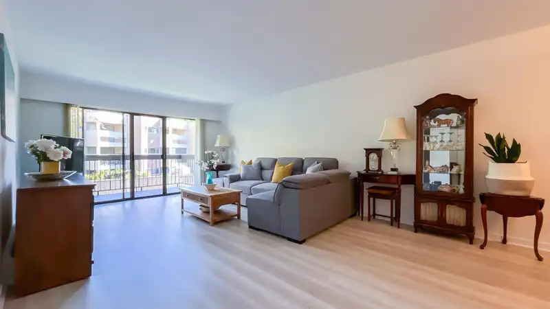 207 6660 BUSWELL STREET - photo 2 of 20