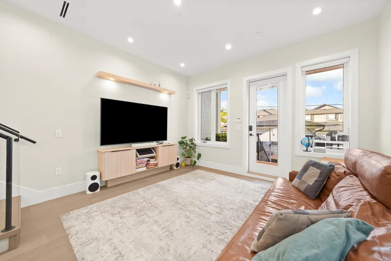 2815 W 19TH AVENUE - photo 4 of 25