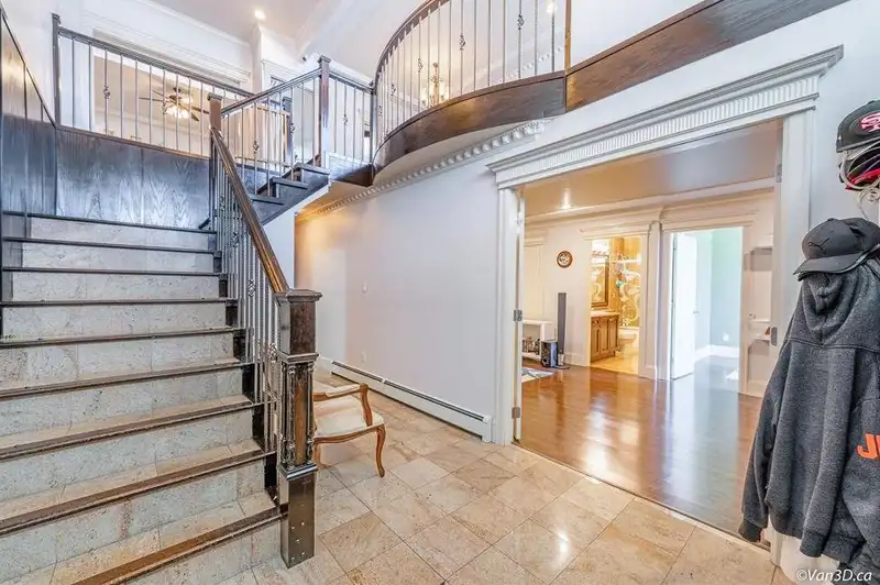 9338 125 STREET - photo 3 of 40