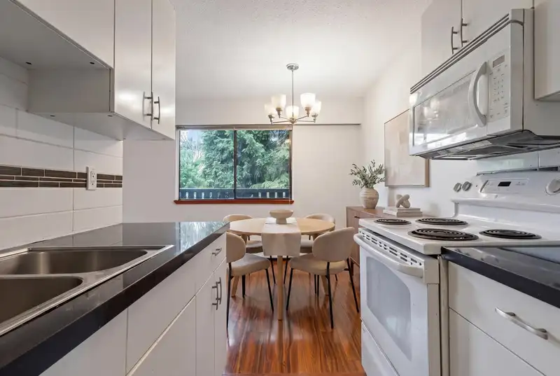 205 175 E 4TH STREET - photo 4 of 11