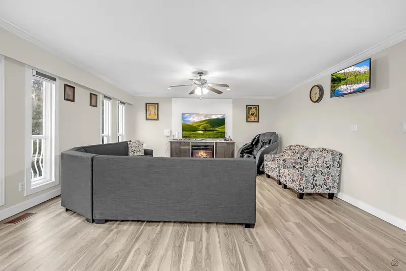 13052 64 AVENUE - photo 4 of 25