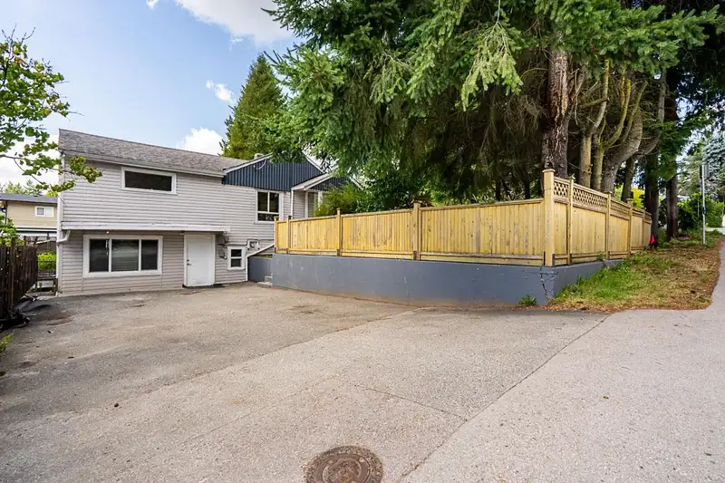 9893 132 STREET - photo 2 of 39