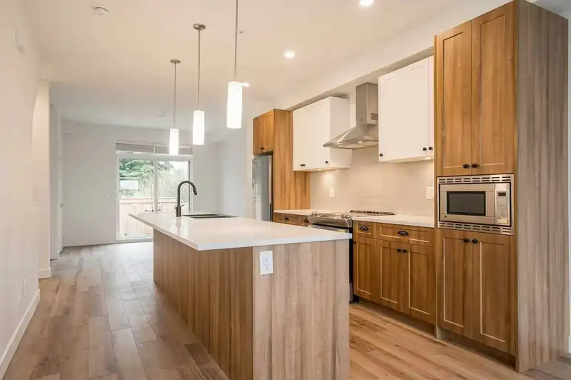 2 20487 65 AVENUE - photo 1 of 9