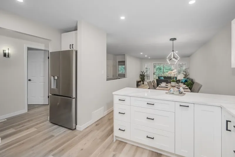 35 3055 TRAFALGAR STREET - photo 3 of 25