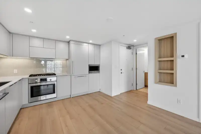 702 311 ALDERSON AVENUE - photo 1 of 13
