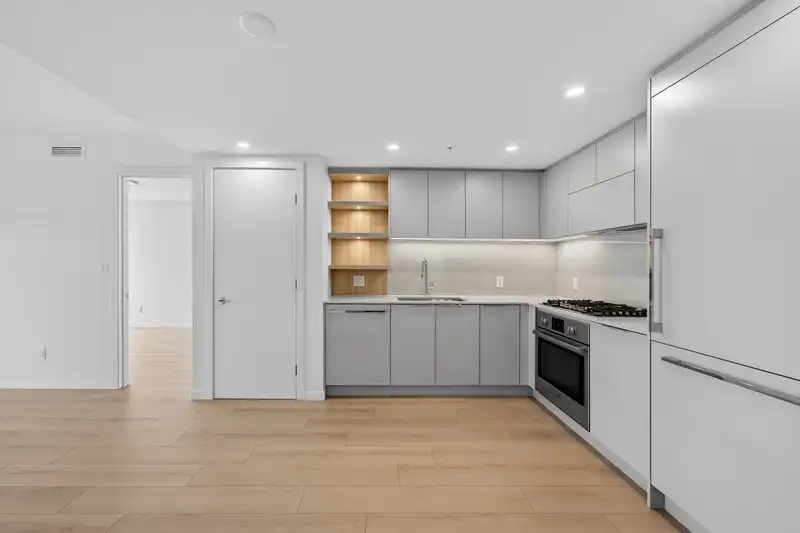 702 311 ALDERSON AVENUE - photo 2 of 13