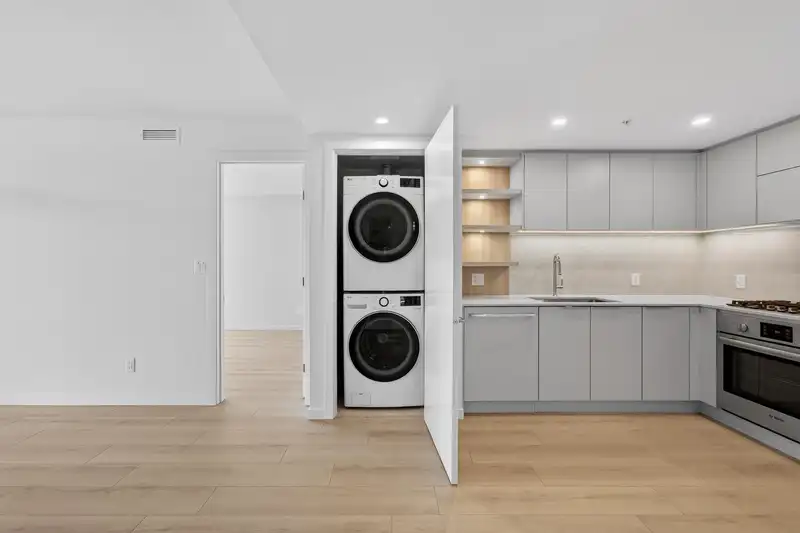 702 311 ALDERSON AVENUE - photo 3 of 13