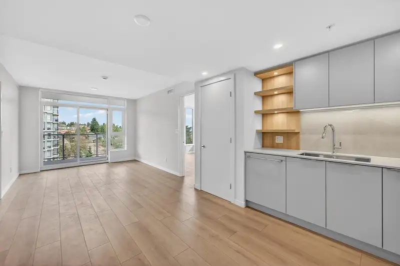 702 311 ALDERSON AVENUE - photo 4 of 13
