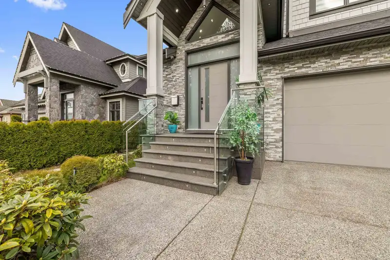 15689 106A AVENUE - photo 2 of 40