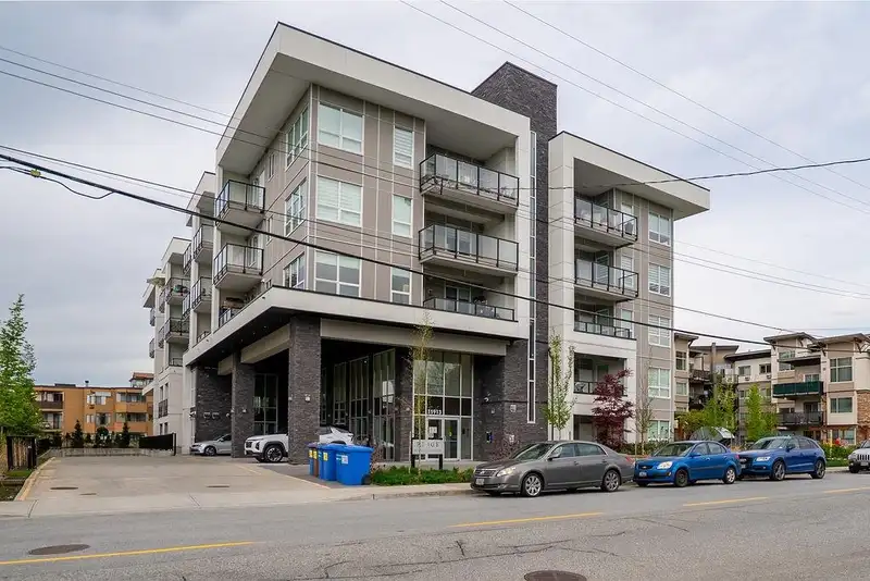 208 11913 BURNETT STREET - photo 2 of 40