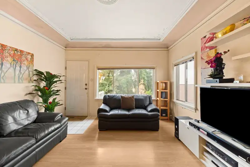 2168 RENFREW STREET - photo 4 of 35