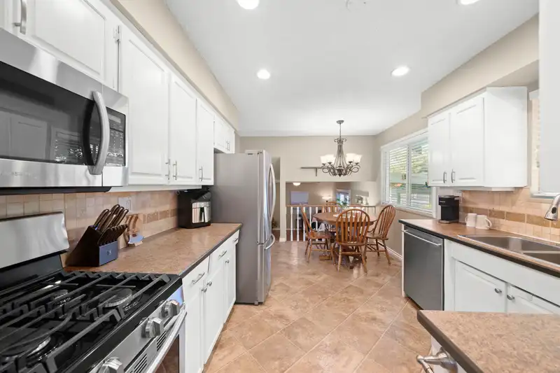 5586 44 AVENUE - photo 1 of 39