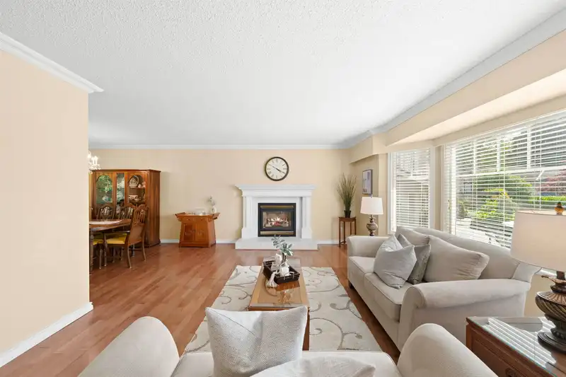 5586 44 AVENUE - photo 2 of 39