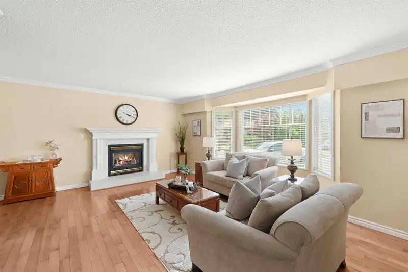 5586 44 AVENUE - photo 3 of 39
