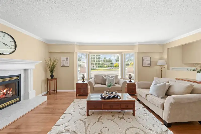 5586 44 AVENUE - photo 4 of 39