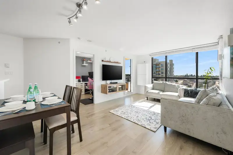 1605 5288 MELBOURNE STREET - photo 1 of 29